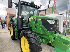 Пазачът на зоологическата градина в Пекин помага на птиците да процъфтяват със специализирани методи за грижа