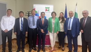 Наследствен ритуал за леден риболов привлича десетки в езерото Джилин