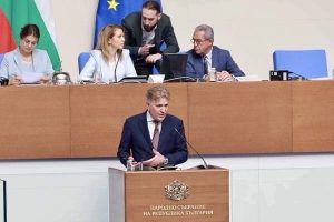 Гуандун спира фериботните услуги в отговор на тайфуна Фунг-вонг