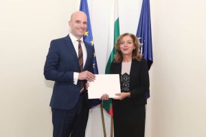САЩ прекратяват безмитното третиране на китайски колети с ниска стойност, създавайки несигурност за Shein, Temu и логистичния сектор · TechNode