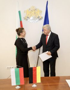 Новият закон за частния сектор в Китай: чуждестранните дипломати претеглят