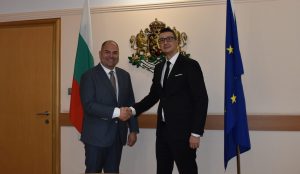 Китай открива новолунен минерал в първия открит в страната лунен метеорит