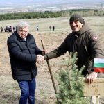 В „Гората на децата“: Министър Манол Генов засади дръвче