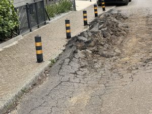 Когато изнудваш инвеститорите да “правят” пътища