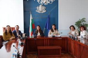 Зам.-министър Карева представи пред Обществения съвет новия директор на „Здравната инвестиционна компания за детска болница“ г-жа Малинова • МЗ
