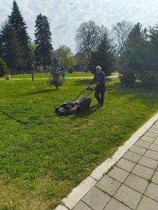 Ударно косят тревните площи в Пловдив