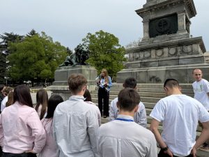 Зам.-кметът Златомира Стефанова се включи в пешеходен урок по туризъм из знаковите места на Русе