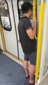 MTR на Хонконг призовава добро поведение, след като човек изглежда уринира вътре в влака