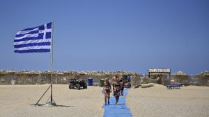 Проучване: Половината от гърците нямат пари за почивка