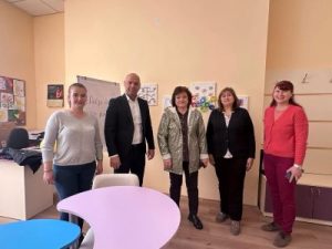 Кметът Костадин Димитров чете приказки в Центъра за специална образователна подкрепа