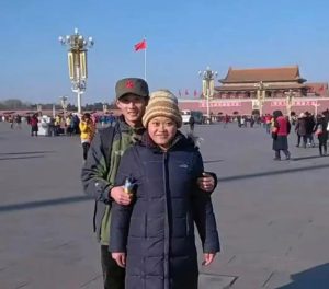 „Най -отдаден“ китайски мъж печели онлайн похвали за грижа за сляпа съпруга в продължение на 12 години