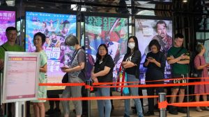 Hongkongers опашка, за да се справят с билетите за кино на националния ден на половин цена