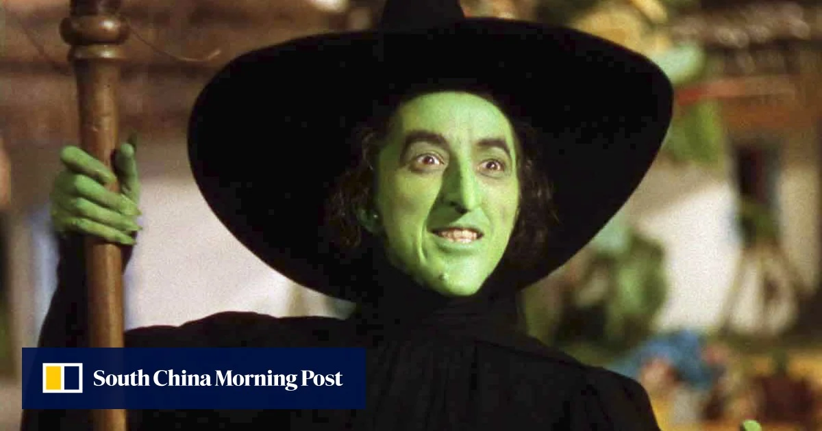 Иконичната шапка на Злата вещица от „Магьосникът от Оз“ на търг