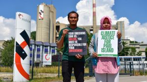 Делото на индонезийски рибари срещу циментовия гигант в Швейцария продължава