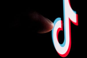 TikTok тества 60-минутни видеа с избрани създатели
