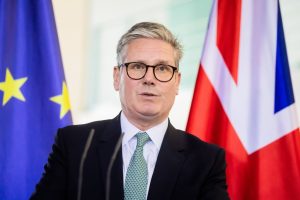 Стармър от Обединеното кралство критикуван за това, че приветства завръщането на активист от Египет, тъй като старите туитове се появяват отново