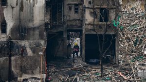 Жителите на имения в Хонконг, където ремонтните работи са спрени, се чудят какво следва