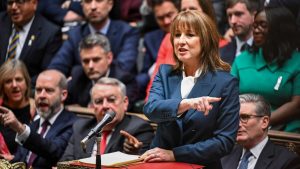 Ръководителят на финансовия надзорен орган на Обединеното кралство напуска след ранно изтичане на информация за бюджета на Рейчъл Рийвс