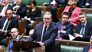 Стармър от Обединеното кралство подложен на критики от депутати заради посещение в Китай на фона на твърдения, че е бил „измамен“ от Пекин