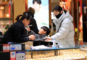 Пазарът на злато в Китай достига рекордни нива през 2025 г., се казва в доклада