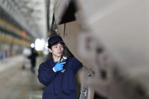 Младият железопътен персонал е на релси за пролетния фестивал