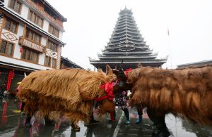 Жителите на селото в Гуанси изпълняват пролетен танц на воловете, за да посрещнат пролетта