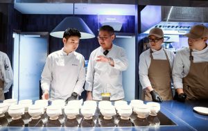 Отличеният със звезда Michelin Neighborhood на готвача Лай удря небето