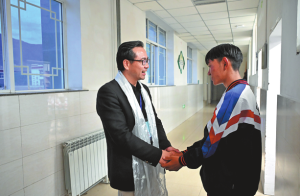 Слънцето изгрява над средно училище на плато