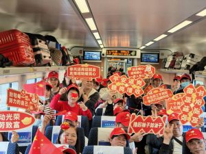 Първият специален влак, превозващ около 600 работници, връщащи се от почивка, пристига в Гуанджоу