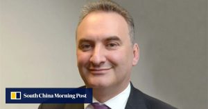 Висшият държавен служител на Обединеното кралство напуска, докато премиерът Стармър се опитва да успокои бурята на Епщайн