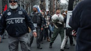 Нюйоркската полиция съобщи, че устройство, хвърлено близо до антиислямски протест, е самоделна експлозива