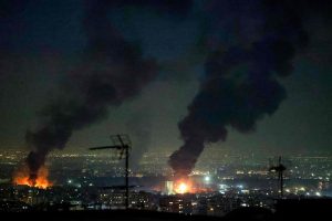 СЗО предупреждава за токсичен „черен дъжд“ в Иран след удари по нефтени съоръжения