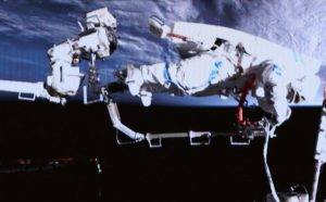 Астронавтите от Shenzhou XXI извършват 7-часова космическа разходка извън Tiangong