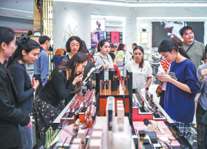 Безмитните продажби в Хайнан скочиха на фона на бума на туризма