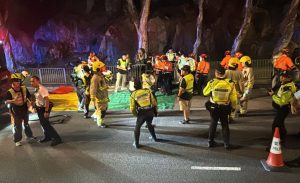 14 ранени, след като микробус се блъсна в задната част на товарен автомобил в Хонконг