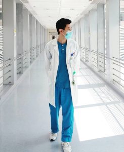 Хонконгски лекар, публикувал снимка от реанимация, излиза от болницата